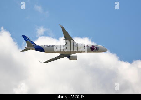 Ein Airbus A350 zeigt seine Agilität auf der Farnborough Air Show 2014 Stockfoto