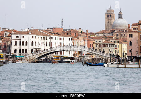 Menschen Sie kreuzenden Canal grande auf der Brücke in der Nähe von Bahnhof Venezia Santa Lucia in Venedig, Italien Stockfoto