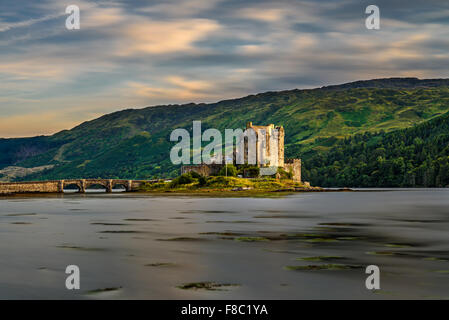 Sonnenuntergang über Eilean Donan Castle, Schottland, Vereinigtes Königreich. Langzeitbelichtung. Stockfoto