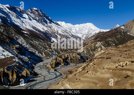 Blick auf Tal und den Marsyangdi River bei Manang Dorf auf dem Annapurna Circuit. Stockfoto