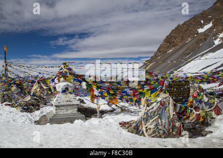 Foto von Zeichen und Gebetsfahnen auf Thorung La Pass auf die Annapurna Runde Stockfoto