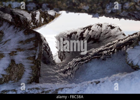 Schnee-Muster auf den Felsen in die Mourne Mountains Stockfoto