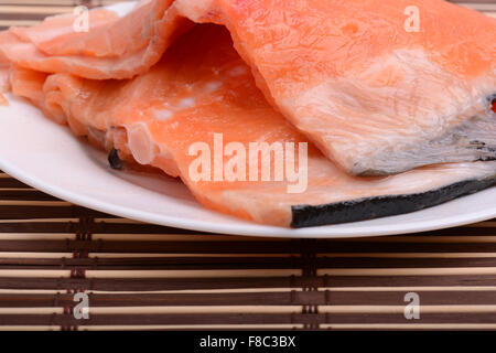 Roher Lachs Fisch Steaks mit frischen Kräutern auf weißen Teller Stockfoto