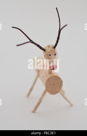 handgemachte natürliche hölzerne Rentiere Weihnachtsdekoration auf neutralen weißen Hintergrund Stockfoto