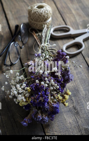 Getrocknete Blumen auf einem alten Tisch, Nahaufnahme Foto Stockfoto