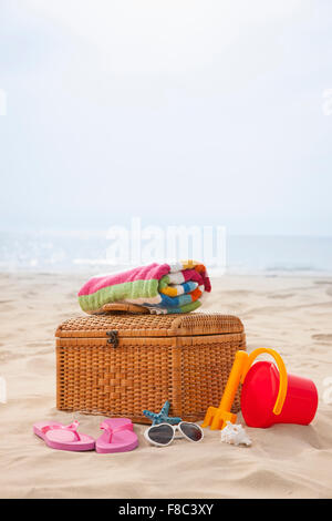 Strand im Zusammenhang mit Materialien auf Sand in out-fokussierte Wirkung mit dem Hintergrund des Strandes Stockfoto