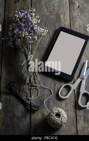 Getrocknete Blumen auf einem alten Tisch, Nahaufnahme Foto Stockfoto