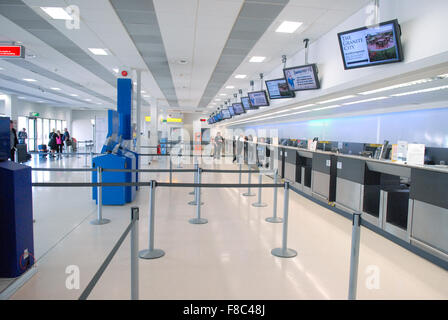 Leere Check-in Schalter am Flughafen Aberdeen in Aberdeen, Schottland. Stockfoto