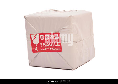 Post Paket oder Versandbox mit einem "Fragile - Handle with Care" Aufkleber Stockfoto