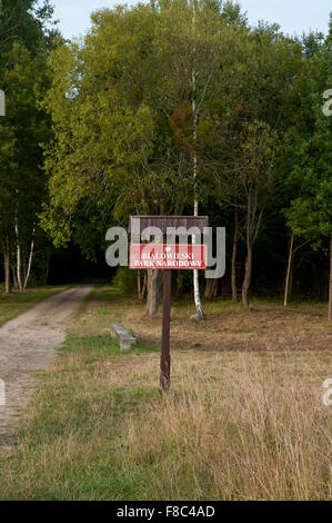 Bialowieski Park Narodowy Schild im Nationalpark Bialowieza, Polen, Europa, Wegweiser stehen in der Nähe von Fußweg in den Wald... Stockfoto