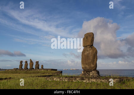 Moais am Ahu Tahai auf der Osterinsel in Chile im Morgenlicht zu fotografieren. Stockfoto