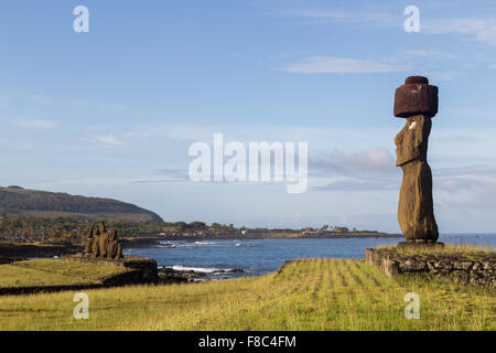 Moais am Ahu Tahai auf der Osterinsel in Chile im Morgenlicht zu fotografieren. Stockfoto