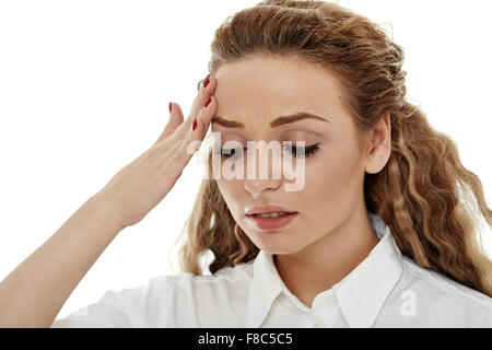 Junge Geschäftsfrau mit starken Kopfschmerzen isoliert auf weiss Stockfoto