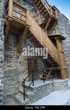 Holztreppen der Führer auf einer mittelalterlichen Stadtmauer in Tallinn Stockfoto