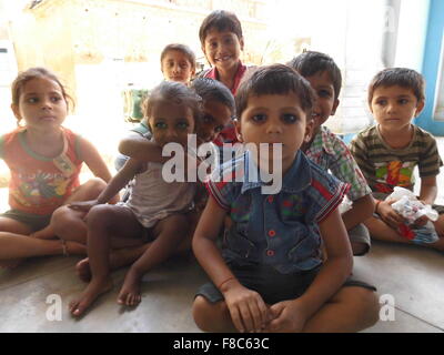 Eine Gruppe von Dorfkinder von Indien genießen und aufgeregt Stockfoto