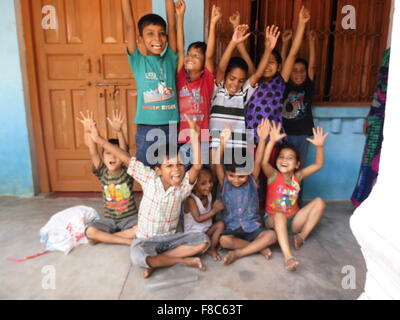 Eine Gruppe von Dorfkinder von Indien genießen und aufgeregt Stockfoto