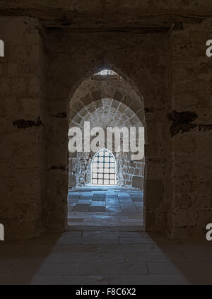 Blick auf ein Schlossfenster Blick durch einen Bogen, Zitadelle von Qaitbay, Alexandria, Ägypten Stockfoto