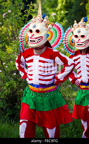 Tashi Lhunpo Mönche singen und Cham Leistung im Vereinigten Königreich an. Dies ist Durdak oder Lords des Friedhofs tanzen. Stockfoto