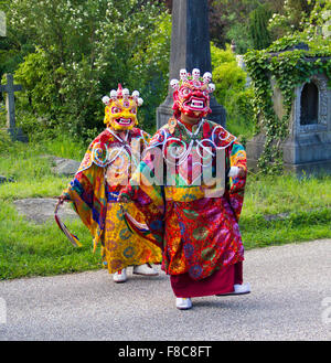 Tashi Lhunpo Mönche singen und Cham Leistung im Vereinigten Königreich an. Dies ist Bakshi oder The Lords of Death tanzen. Stockfoto