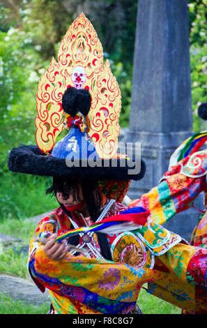 Tashi Lhunpo Mönch Teilnahme an einer singen und Cham Performance im Vereinigten Königreich.  Dies ist Shanak oder der schwarze Hut Tanz. Stockfoto