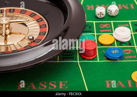 Roulette im Casino, Chips und Würfel Stapeln auf grünem Filz Stockfoto
