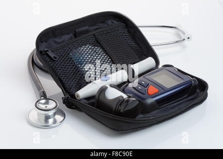 Ein Diabetiker Blut-Test-Kit oder ein Glucometer, in einem Fall. Hautnah. Logos entfernt. Stockfoto