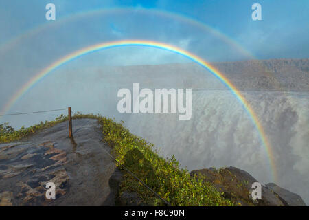 Eine unglaubliche Aussicht auf den doppelten Regenbogen über wilde Wasserfall Dettifoss in Island. Stockfoto