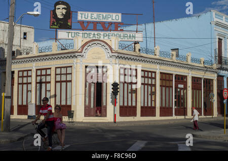 Eine Straße Ecke in Cienfuegos mit einem Bild von Che Guevara auf ein Gebäude und das Zitat "euer Beispiel Leben ertragen Ihre Ideen" Stockfoto