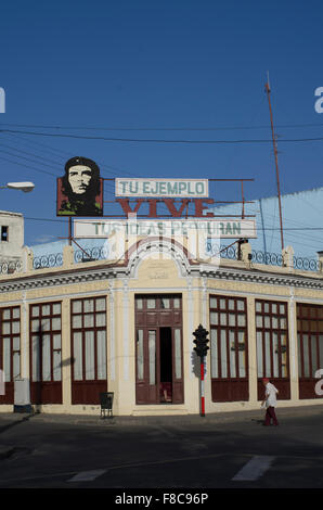 Eine Straße Ecke in Cienfuegos mit einem Bild von Che Guevara auf ein Gebäude und das Zitat "euer Beispiel Leben ertragen Ihre Ideen" Stockfoto