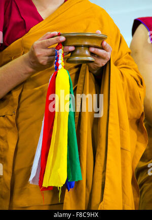 Tashi Lhunpo Mönch, die Teilnahme an einer singen und Cham Performance im Vereinigten Königreich Stockfoto