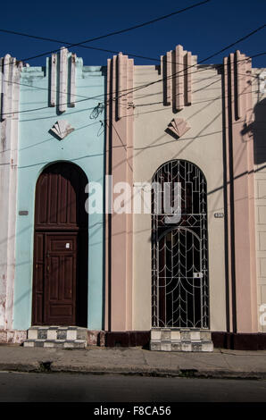 Wunderschön restaurierte Pastell farbigen Art Deco Gebäude in Cienfuegos, auf der Republik Kuba Stockfoto