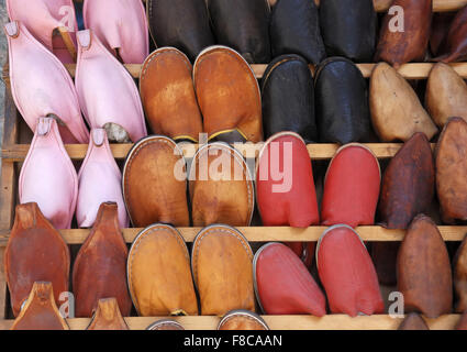 Handgefertigte marokkanische Schuhe im Souk von Marrakesch Stockfoto