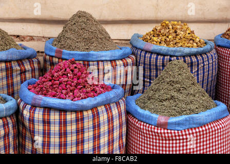 Gewürze auf dem Markt in den Souks von Marrakesch, Marokko Stockfoto
