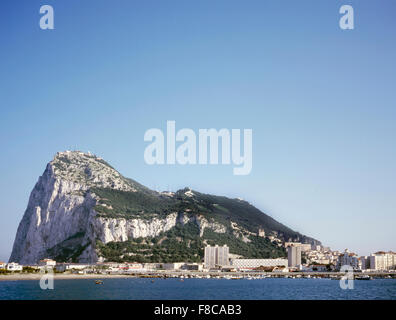 Gibraltar an einem sonnigen Tag aus der Bucht Stockfoto