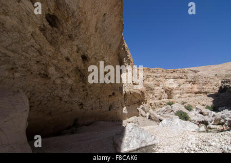 Wadi Bani Khalid, eine natürliche Bildung von Felsen und kristallklaren Pools, die es ein beliebtes Tagesziel Ausflug oder Urlaub machen. Stockfoto