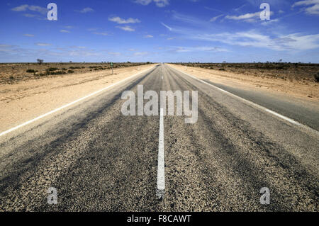 Straße durch die Nullarbor-Wüste in Australien. Nullarbor bedeutet ohne Bäume Stockfoto