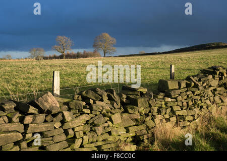 Starkholmes, Derbyshire, UK:08th Dezember 2015.After einen schönen Tag von Sonne und Wolken mit einer milden Temperatur Gewitterwolken über Teile des Peak District Rollen. Bildnachweis: Ian Francis/Alamy Live-Nachrichten Stockfoto