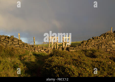 Starkholmes, Derbyshire, UK:08th Dezember 2015.After einen schönen Tag von Sonne und Wolken mit einer milden Temperatur Gewitterwolken über Teile des Peak District Rollen. Bildnachweis: Ian Francis/Alamy Live-Nachrichten Stockfoto