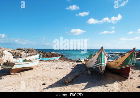 Jemen: Boote am Strand im geschützten Bereich von Ras Erissel, Eastern Cape von sokotra, der Treffpunkt der Arabischen Meer und dem Indischen Ozean. Stockfoto