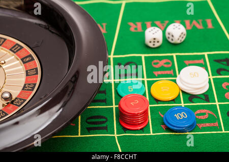 Roulette im Casino, Chips und Würfel Stapeln auf grünem Filz Stockfoto