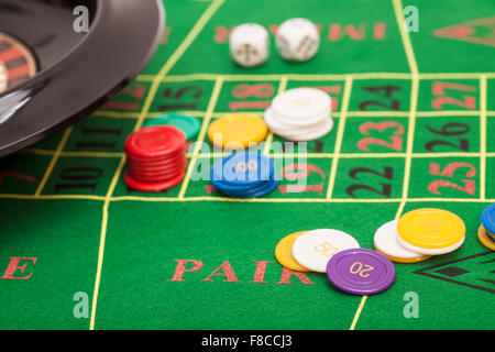 Roulette im Casino, Chips und Würfel Stapeln auf grünem Filz Stockfoto