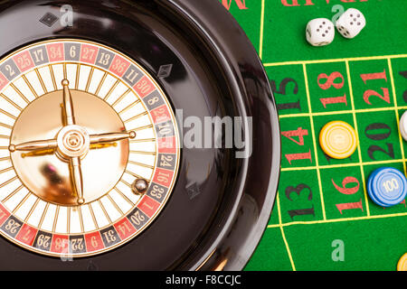 Roulette im Casino, Chips und Würfel Stapeln auf grünem Filz Stockfoto
