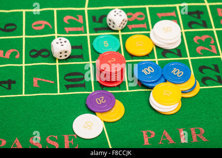 Casino-chips und schnetzelt Stapeln auf einer grünen Filz Stockfoto