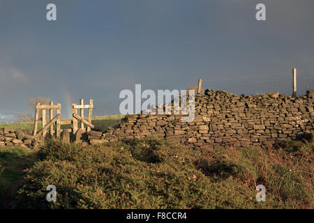 Starkholmes, Derbyshire, UK:08th Dezember 2015.After einen schönen Tag von Sonne und Wolken mit einer milden Temperatur Gewitterwolken über Teile des Peak District Rollen. Bildnachweis: Ian Francis/Alamy Live-Nachrichten Stockfoto