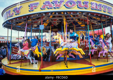 Gallopers in Southport Pleasureland. Merseyside. England. VEREINIGTES KÖNIGREICH. Ca. 80er Jahre Stockfoto