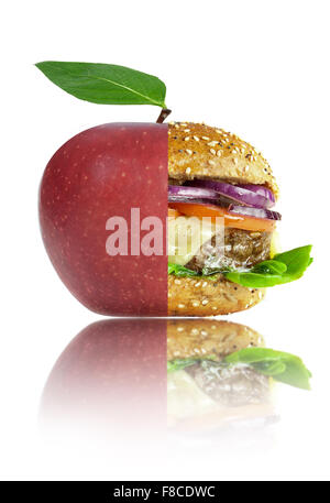 Gesunden Apfel und ungesunde Lebensmittel-Lifestyle-Entscheidungen-Konzept Stockfoto