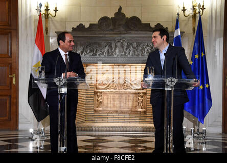 Athens, Athen, Griechenland. 8. Dezember 2015. Der ägyptische Präsident Abdel Fattah al-Sisi gibt eine gemeinsame Pressekonferenz mit Griechenlands Premier Alexis Tsipras in Athen am 8. Dezember 2015. Sisi begann einen zweitägigen Besuch in Griechenland für Gespräche konzentrierte sich auf die Zusammenarbeit im Energiebereich © ägyptische Präsident Büro/APA Bilder/ZUMA Draht/Alamy Live News Stockfoto