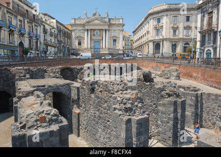 Catania römische Amphitheater, Ansicht einer Partie der äußeren Wand des römischen Amphitheaters Ruinen im Zentrum von Catania, Sizilien. Stockfoto