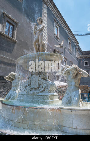 Catania Brunnen Amenano, mit Blick auf die berühmten barocken Fontana dell Amenano in der Piazza del Duomo, Catania, Sizilien. Stockfoto