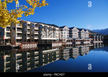 Morgen Blick auf Resort Gebäude in Keystone, Colorado mit Reflexionen über die stillen Wasser des Sees. Stockfoto